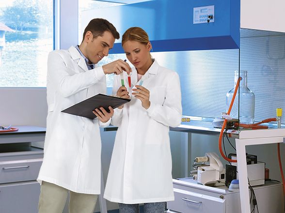 Batas sanitarias valento farmacéuticas blancas vista 1